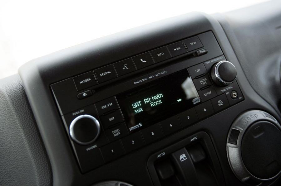  Jeep Wrangler Sport 2012 года  (фото 18 из 60)